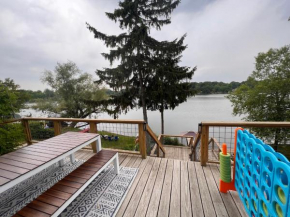 Casa Madre Chic Lakefront Cottage near Ann Arbor
